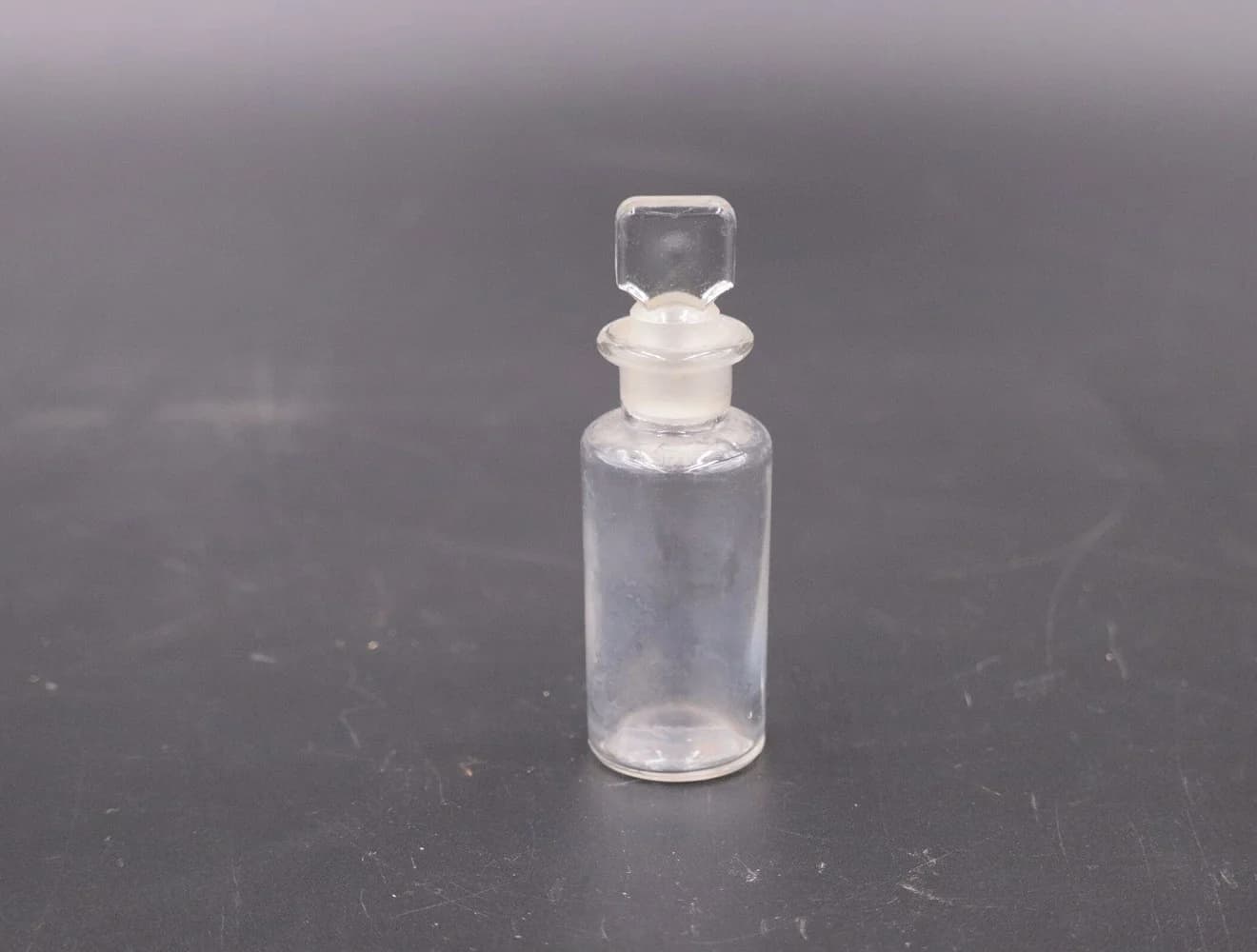 アンティークボトル|ガラス・1970年代 ガラス栓付きの細瓶 10.5cm