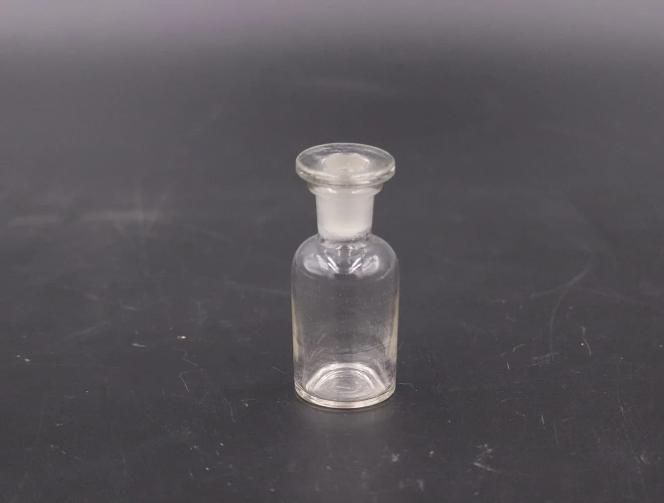 アンティークボトル｜ガラス・1970年代 透明の広口薬瓶 8.5cm