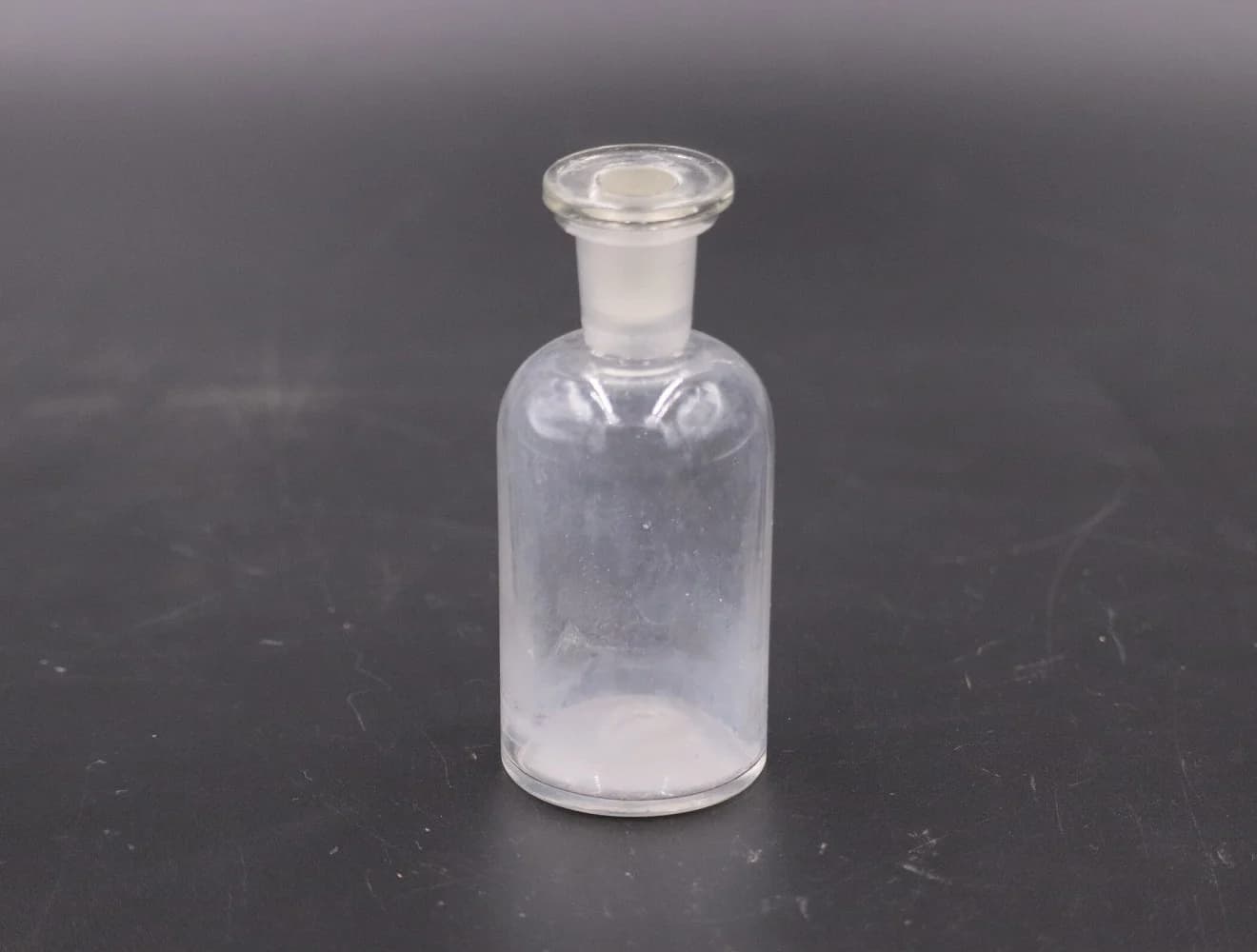 アンティークボトル|ガラス・1970年代 白く曇った薬瓶 11cm