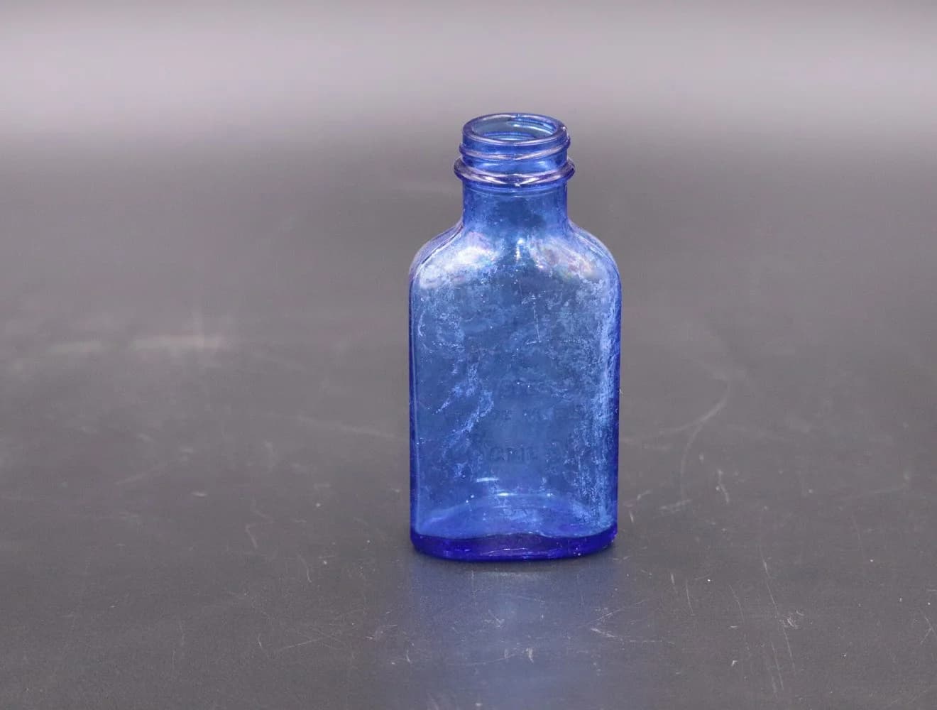 アンティークボトル|ガラス・1970年代 鮮やかな青い薬瓶 12.5cm