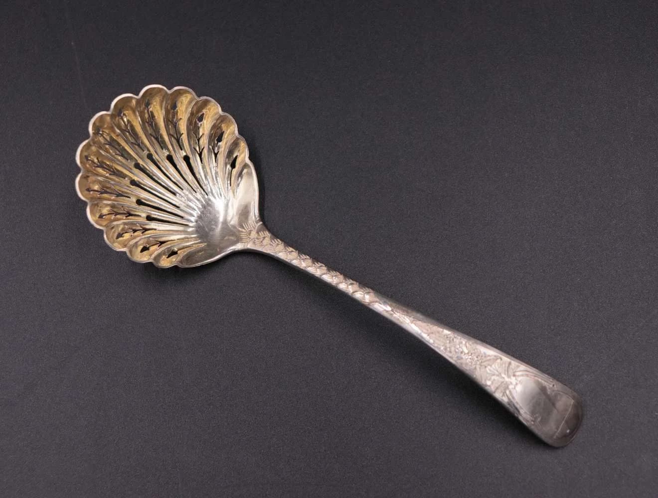 シュガーシフタースプーン｜洋白EPNS・1970年代 花形の匙 14.5cm