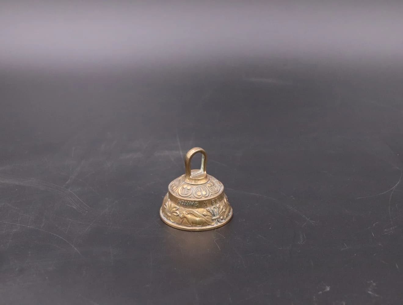 ベル|真鍮・1970年代 唐草の打ち出しの小型 5.8cm