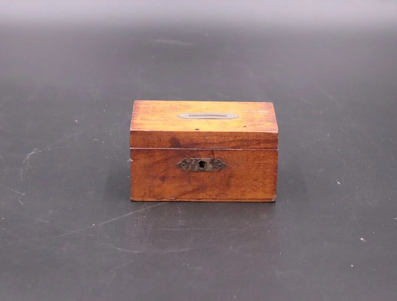 マネーボックス｜木製・1970年代 銘板付きの貯金箱 12cm