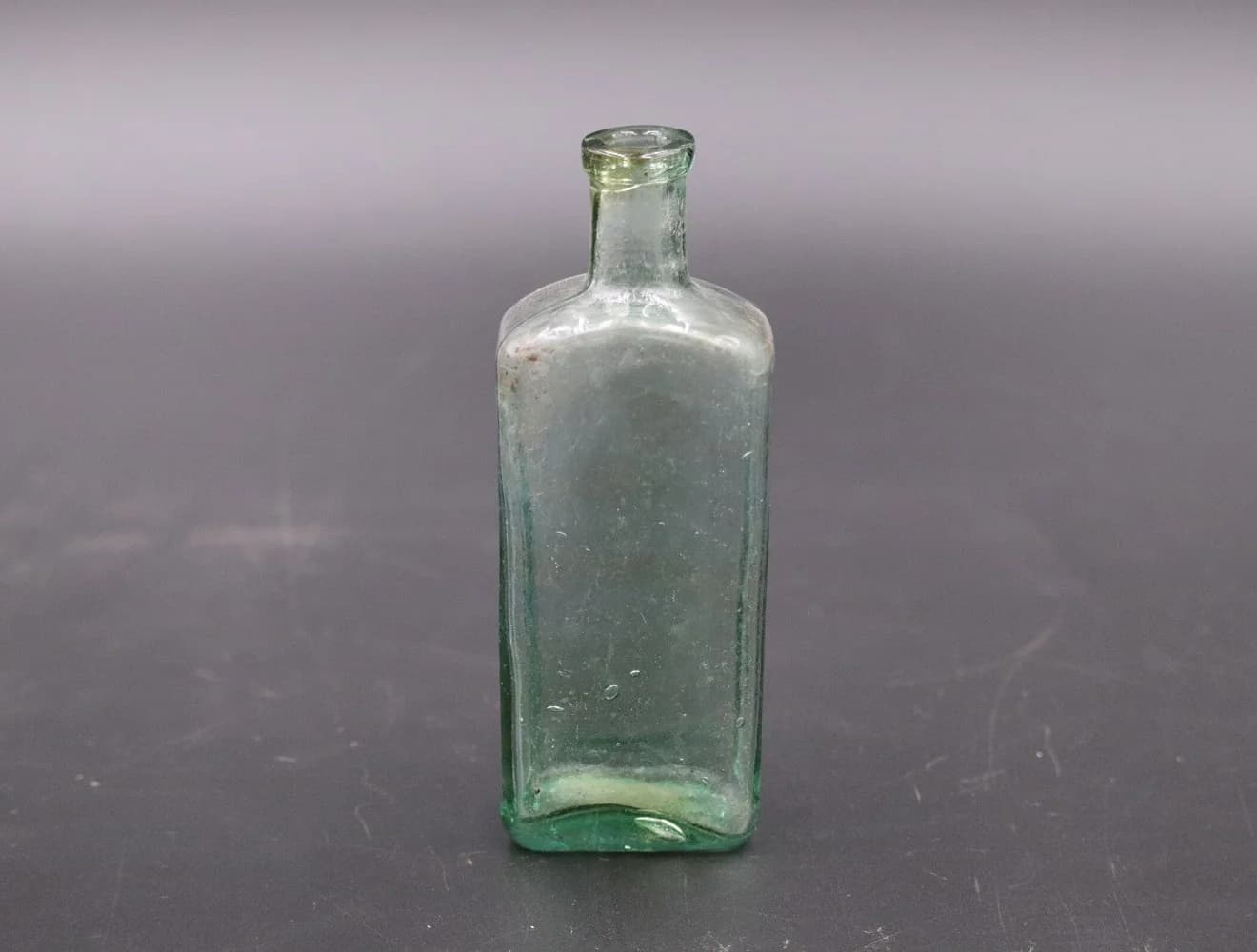 アンティークボトル｜ガラス・1970年代 淡い緑の角瓶 14.5cm