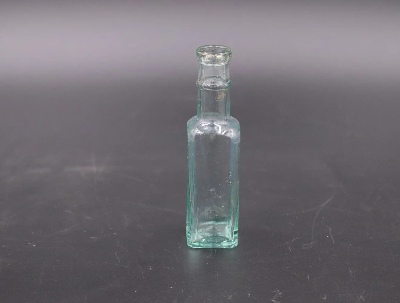 アンティークボトル|ガラス・1970年代 青緑の細身瓶 13.8cm