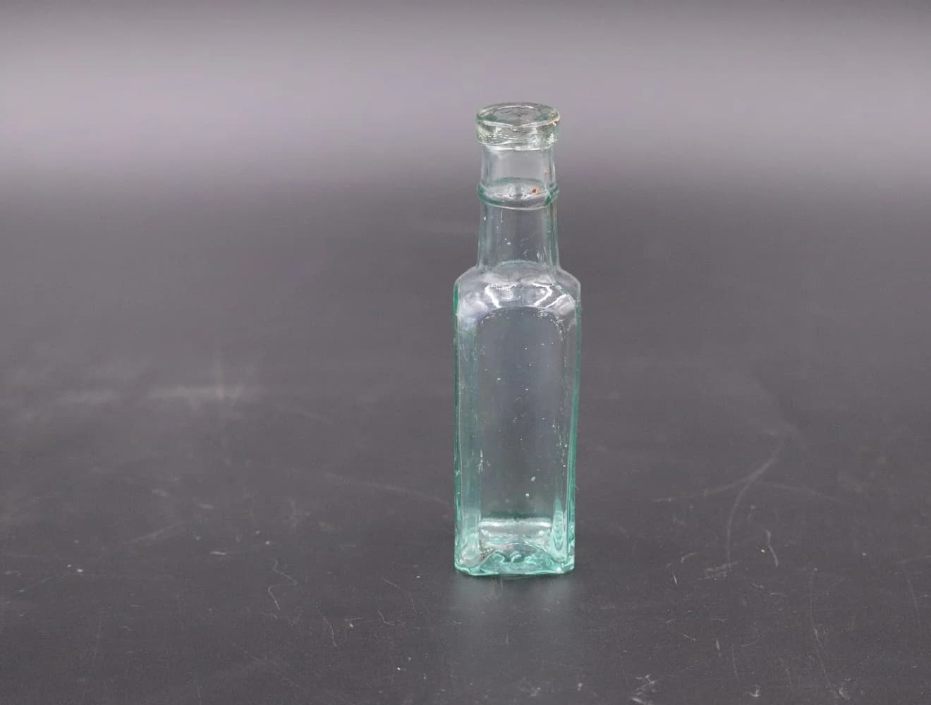 アンティークボトル｜ガラス・1970年代 肩の張った青緑の瓶 13.3cm