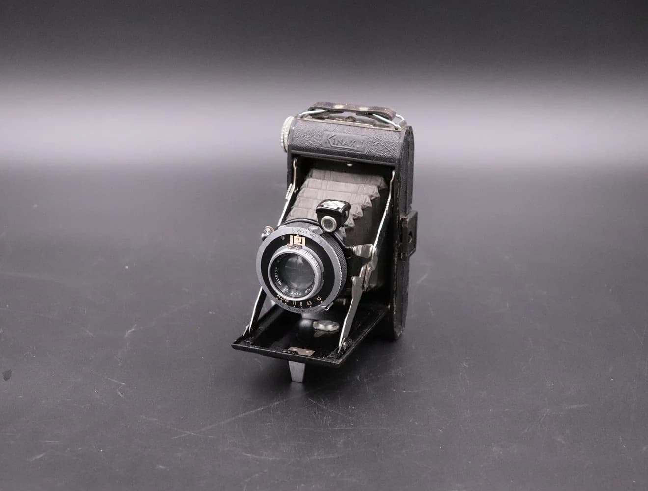 カメラ｜1970年代 蛇腹式の小型 13cm 幅10cm・奥行13cm・高さ16cm。