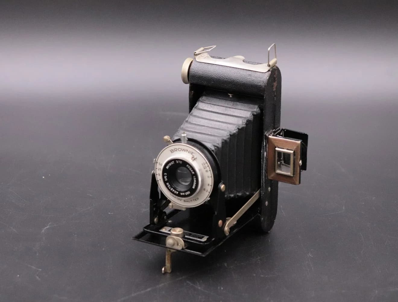 カメラ｜1970年代 角形ファインダー付きの蛇腹式 13.5cm 幅8cm・奥行13.5cm・高さ16cm。