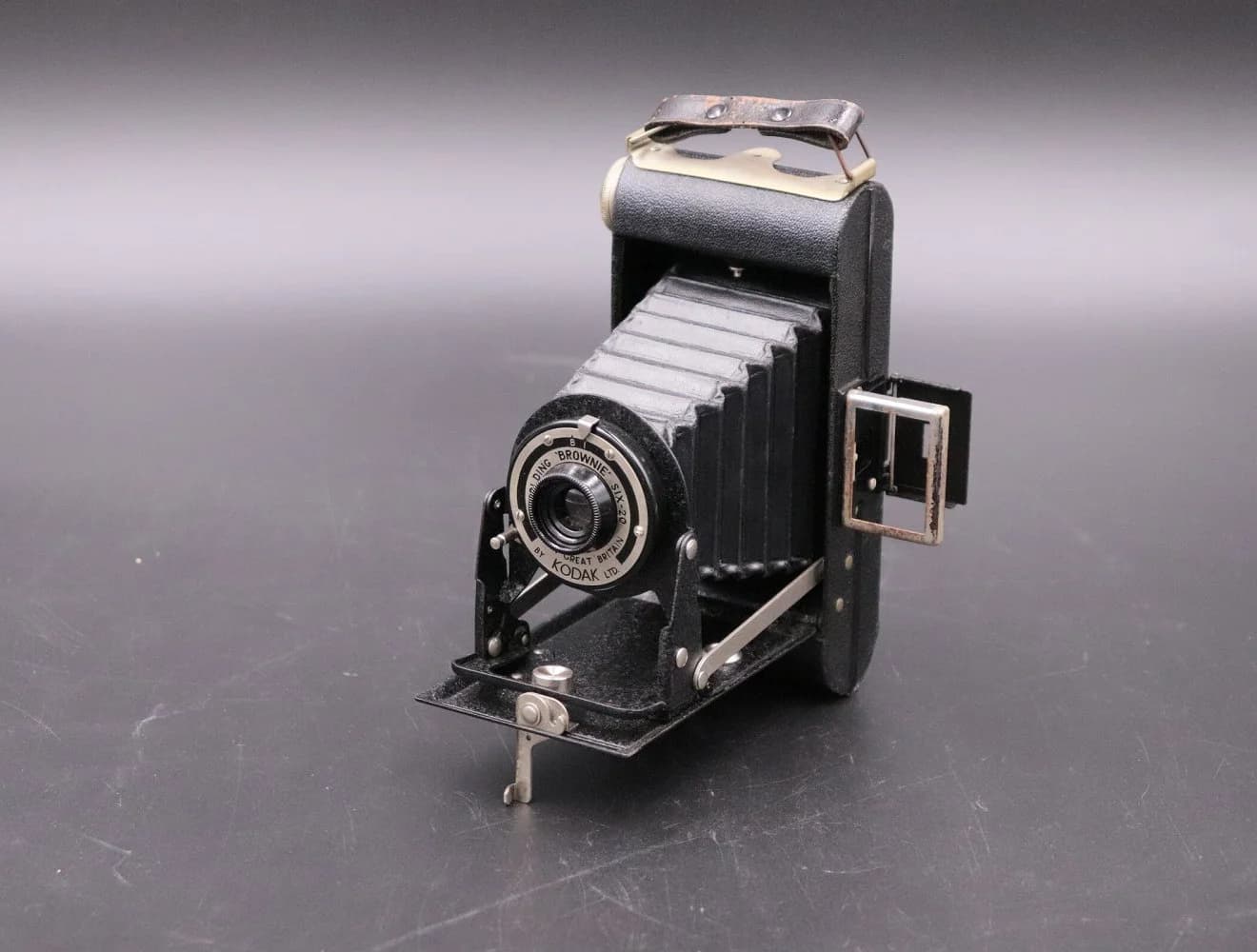 カメラ|1970年代 大型ファインダー付きの蛇腹式 14.5cm 幅7.5cm・奥行14.5cm・高さ17.5cm。