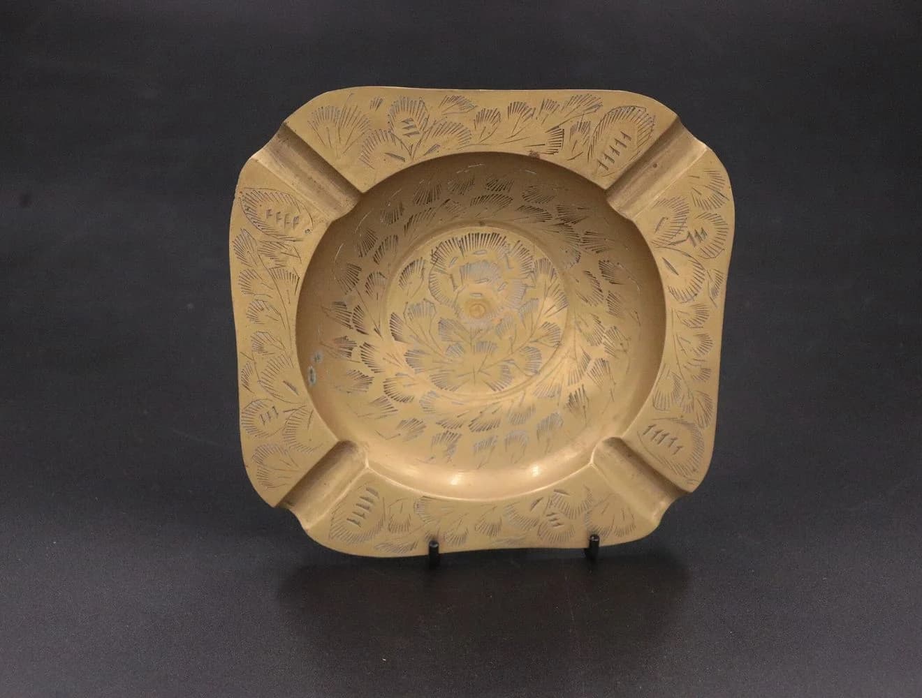 アッシュトレイ|真鍮・1970年代 草花の彫り 15.5cm