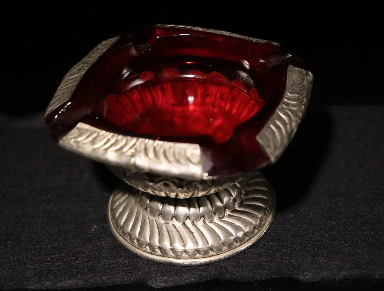 アッシュトレイ｜メタル・ガラス・1970年代 赤いガラスの脚付き 10.2cm