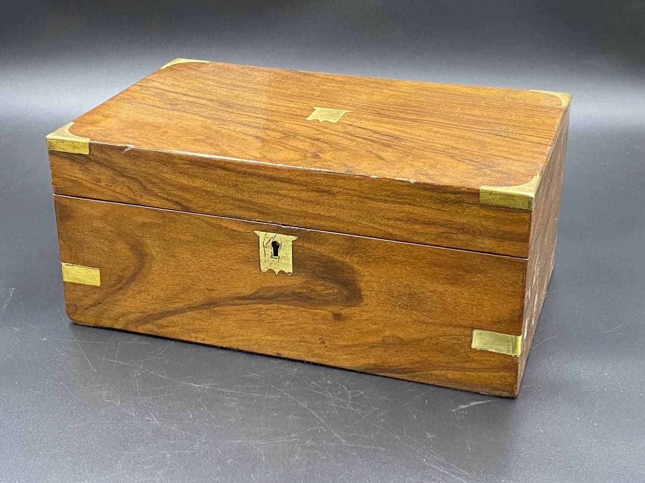 ポータブルデスク｜ウォルナット材・1930年代 クローバーの鍵付き 35×22cm