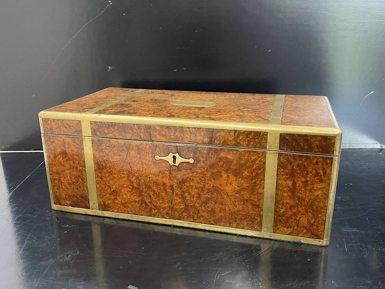 ポータブルデスク｜ウォルナット材・1930年代 金箔押しの装飾と真鍮の縁 50×26.5cm