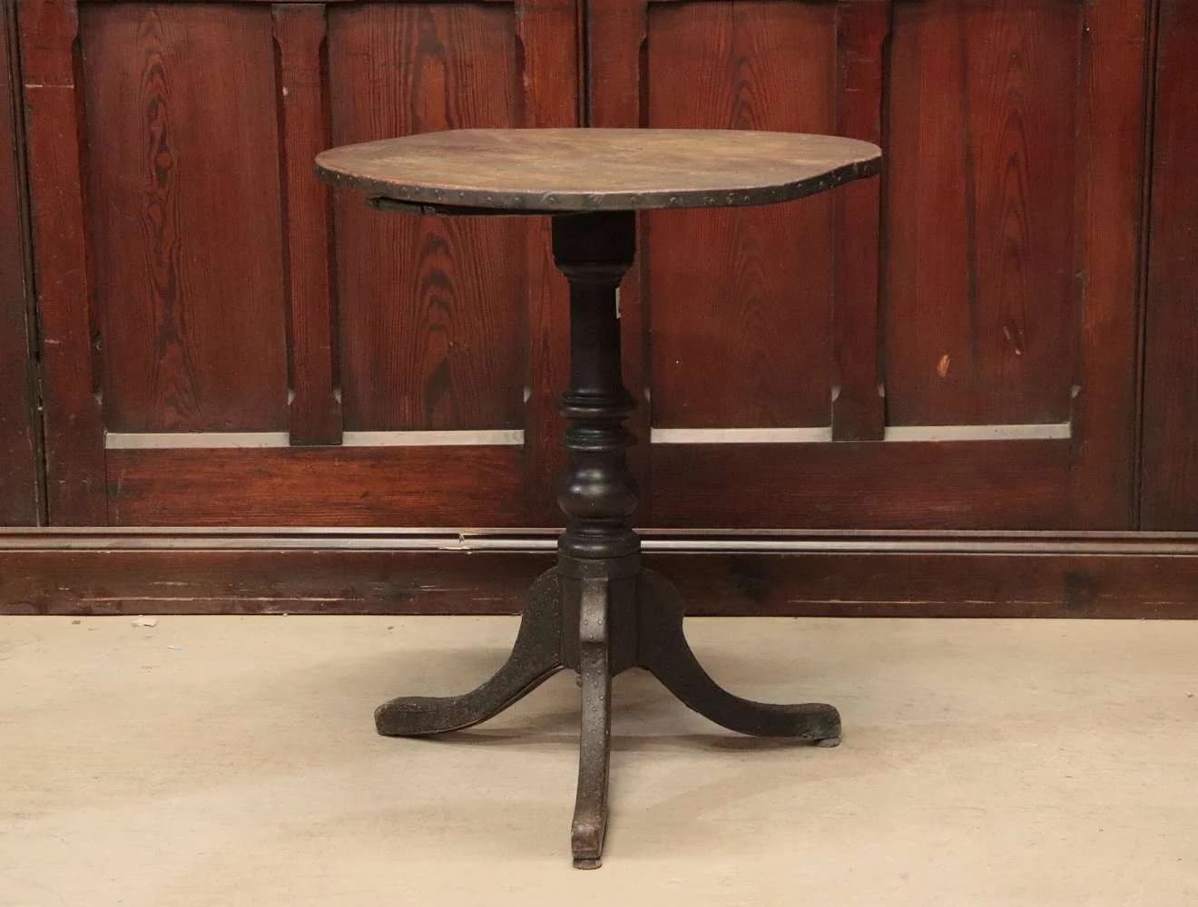 ペデスタルテーブル|ウォルナット材・1930年代 三本脚のラウンド天板