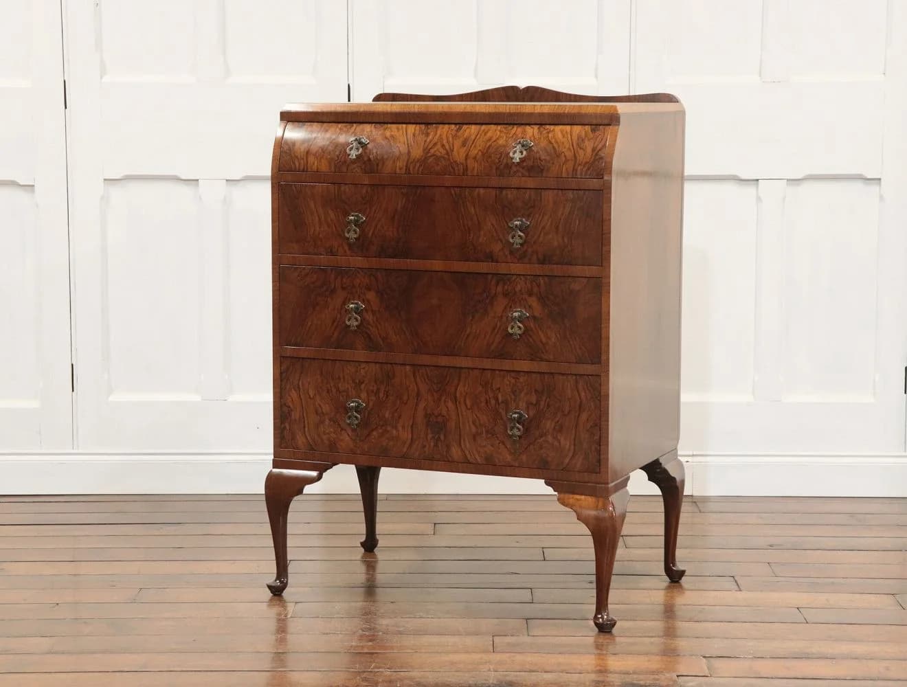チェスト｜ウォールナット材・1930年代 カブリオールレッグ British Craftsmen社製