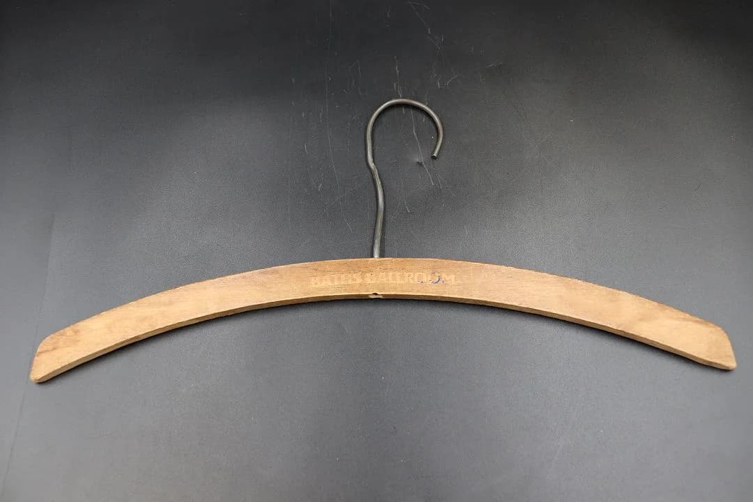 ハンガー｜木製・1930年代 屋号の刻印入り 幅40cm