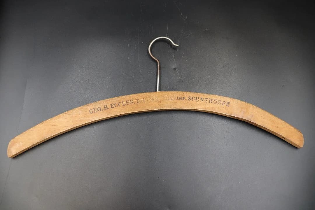 ハンガー｜木製・1930年代 テーラーの屋号入り 幅42.5cm