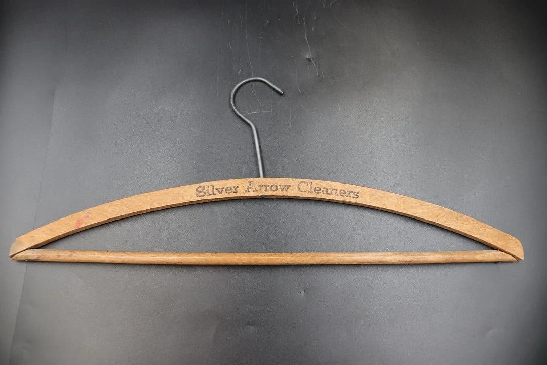 ハンガー｜木製・1930年代 Silver Arrow Cleaners 幅42cm