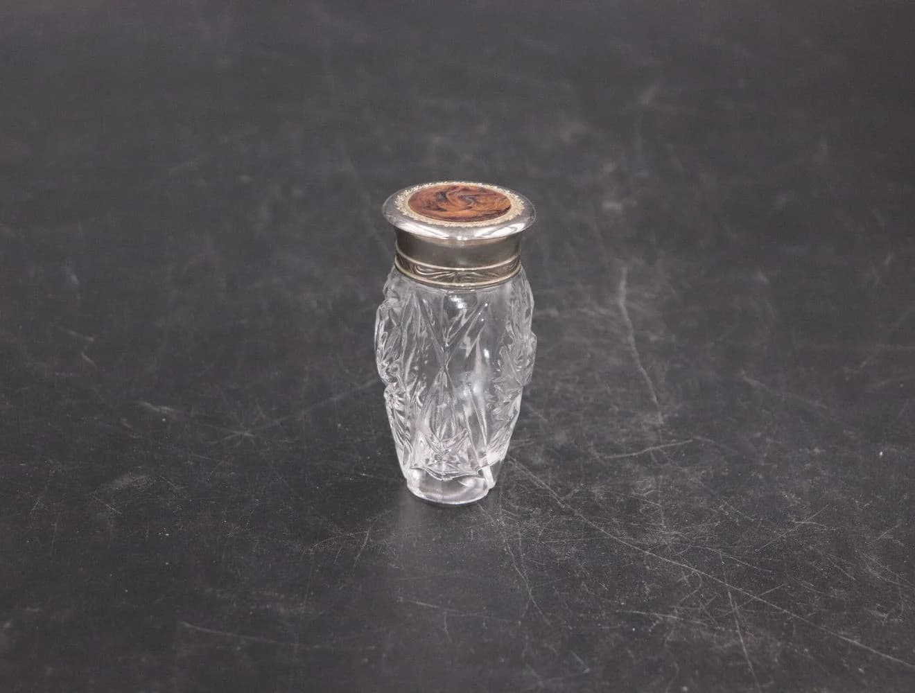 ボトル｜ガラス・1930年代 銀色の蓋のカットガラス小瓶 8.5cm