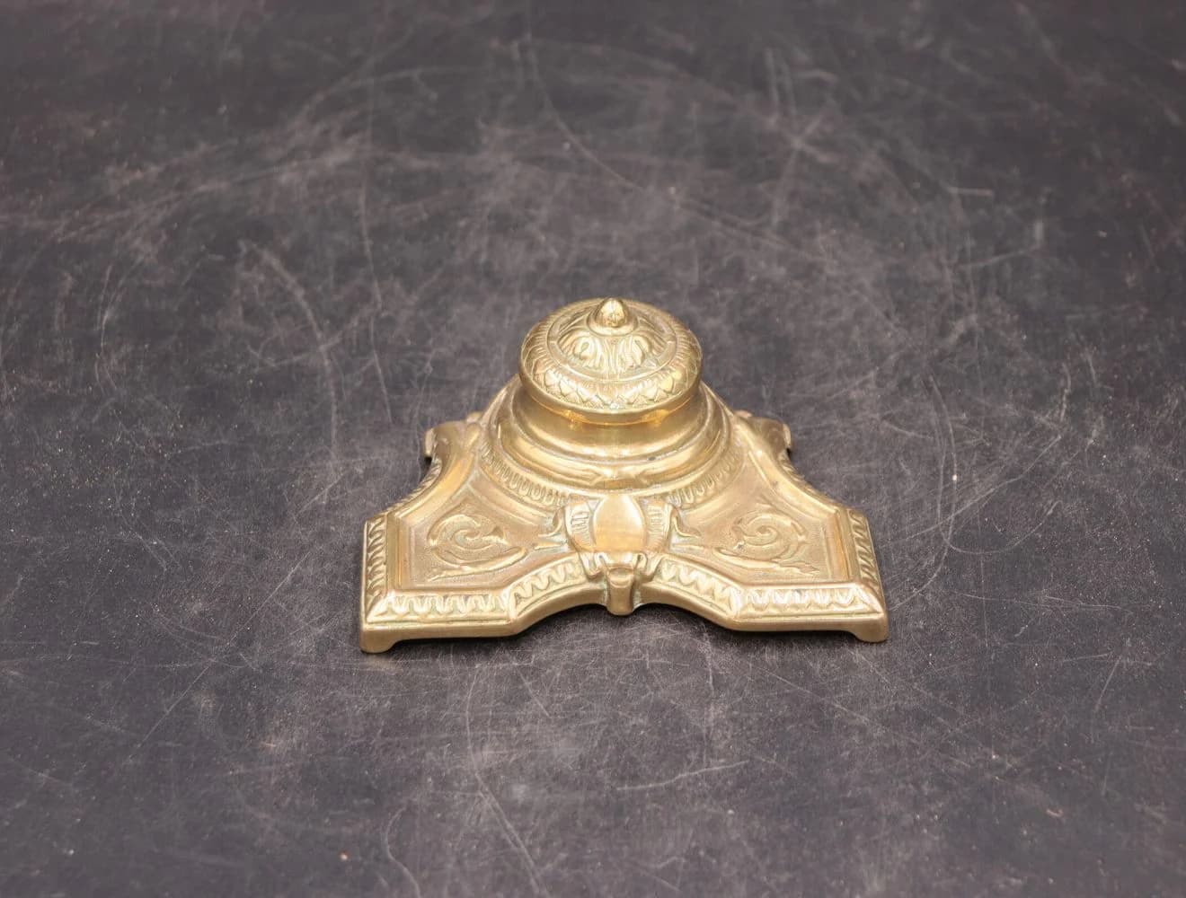 インクスタンド｜真鍮・1930年代 つる草のレリーフ 11.5cm