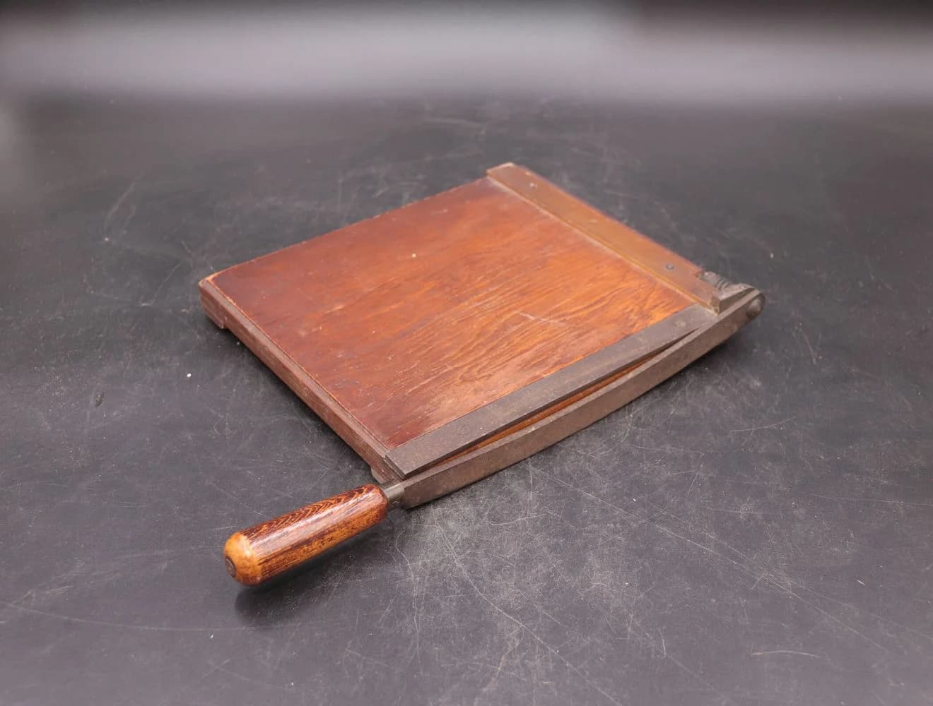 ペーパーカッター｜木製・1930年代 目盛り付きの裁断機 24×37cm