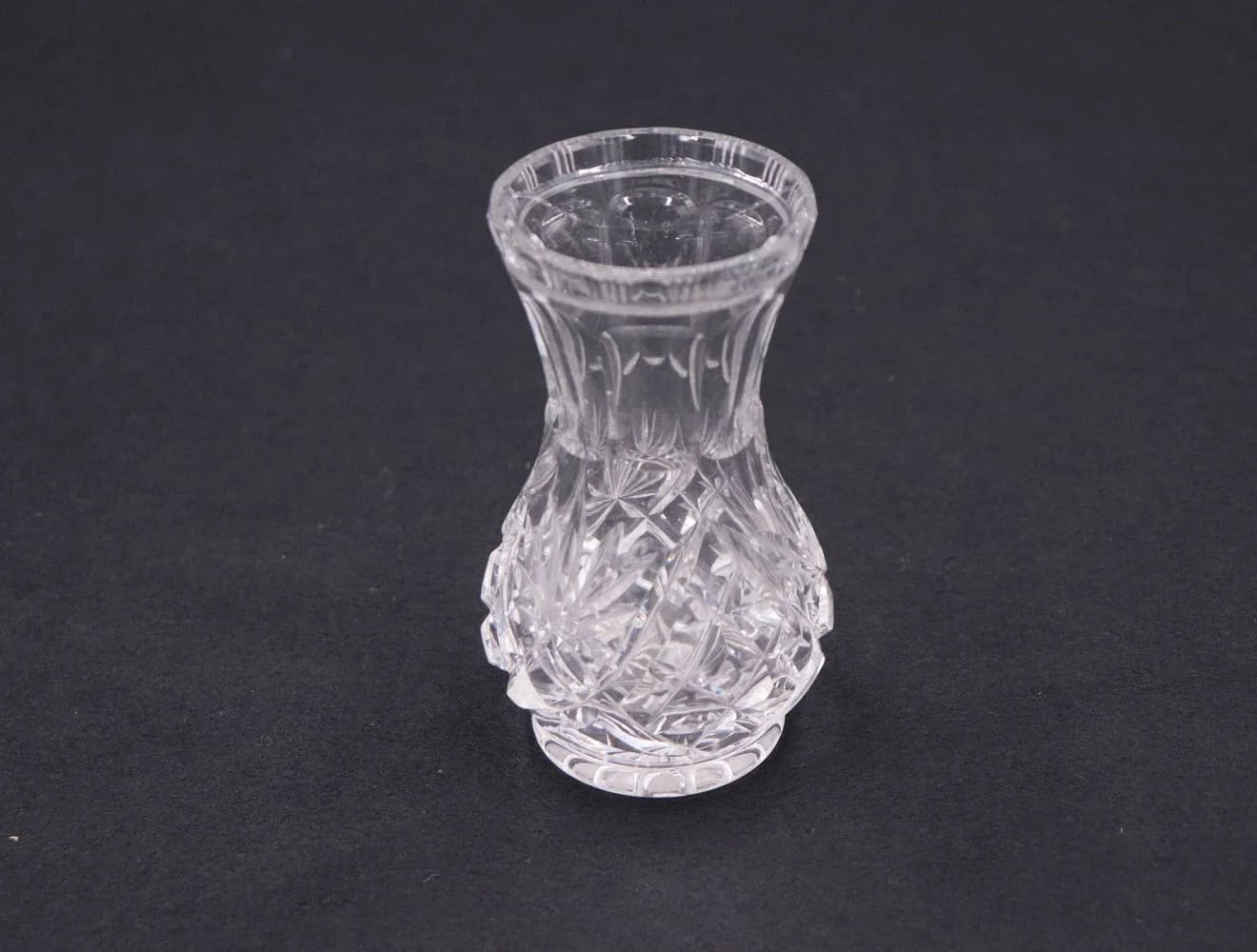 フラワーベース｜ガラス・1970年代 丸い胴の豪華なカット 13.6cm