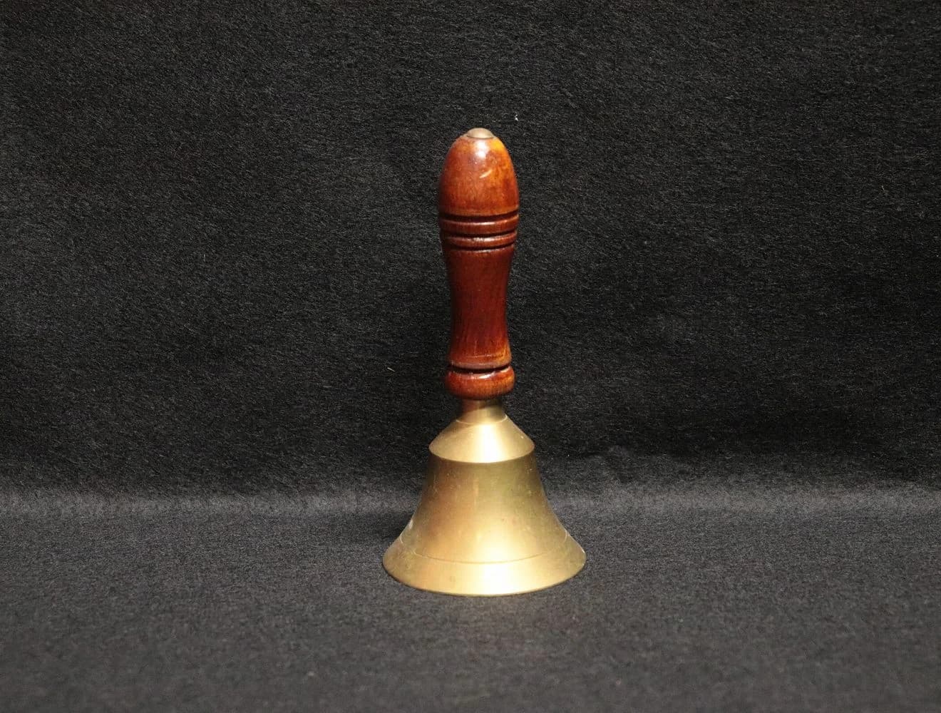 ベル｜真鍮・1970年代 木の握りの小型 13.5cm