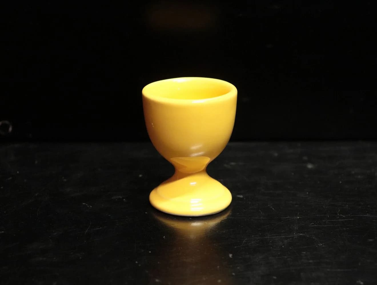 エッグスタンド｜イエローの脚付き 6.8cm