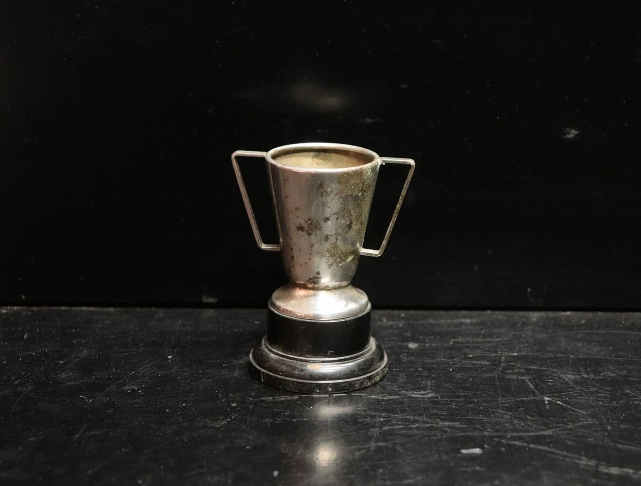 トロフィー｜ステンレス・1930年代 角ばった二耳のカップ 9cm