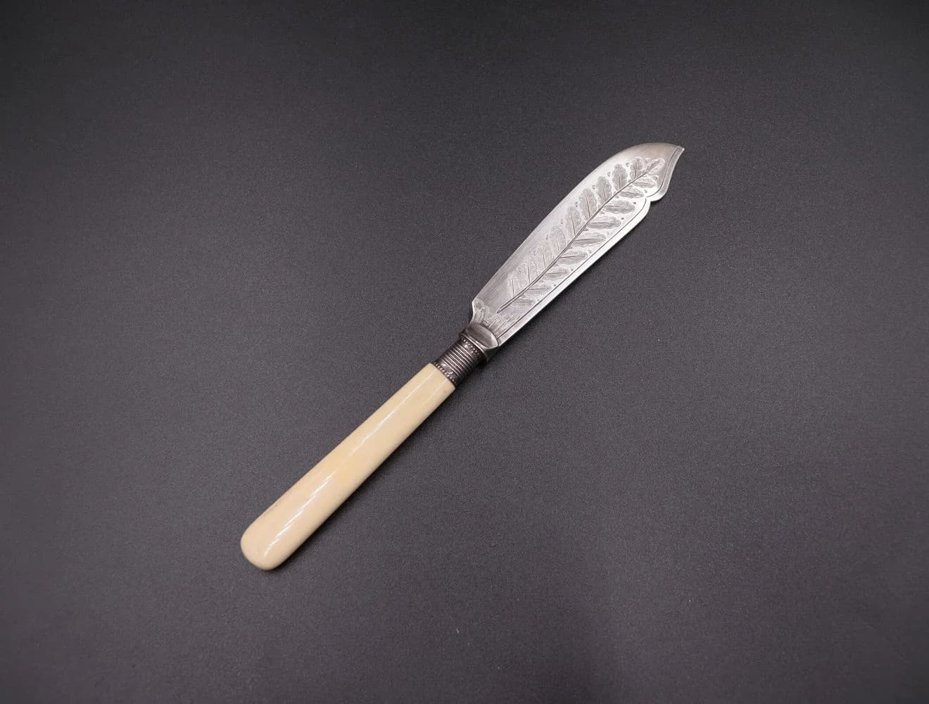 フィッシュナイフ｜1930年代 葉の彫刻が全面に 19.5cm