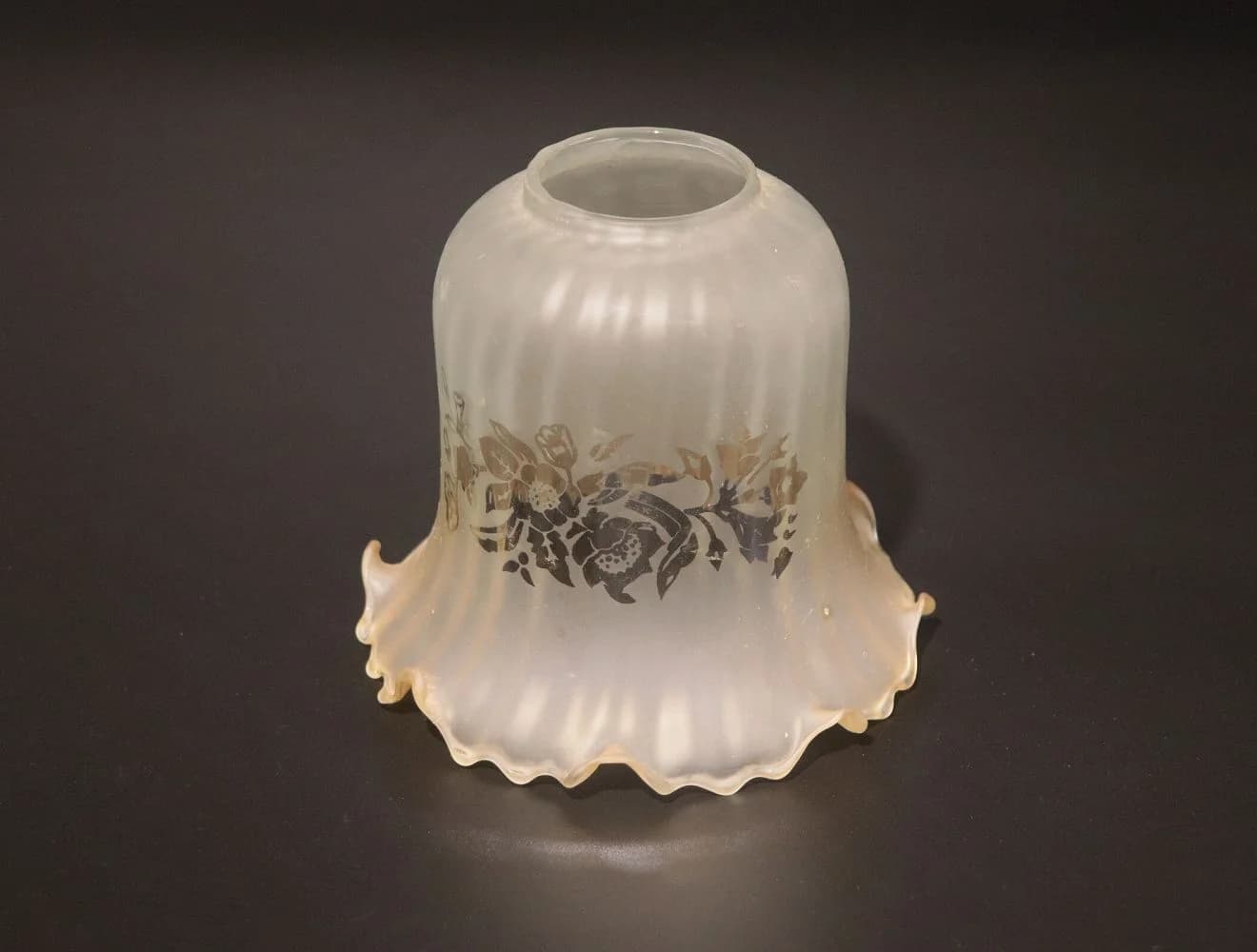 ガラスシェード｜1930年代 縦筋と薔薇の絵付け 径13.2cm