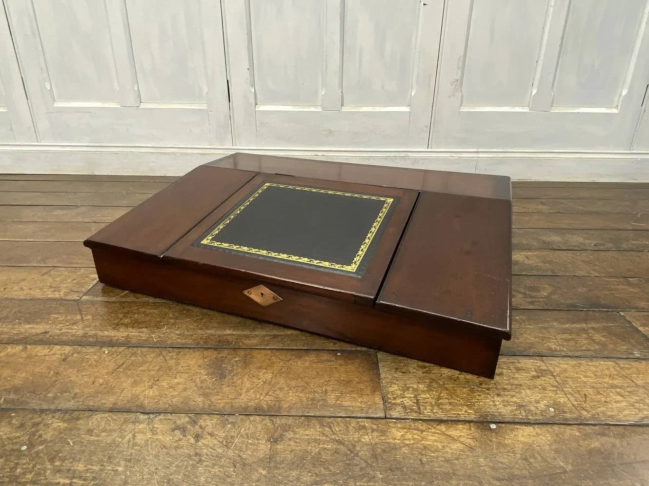 ポータブルデスク｜ウォルナット材・1930年代 傾斜レザー天板の大型 76.5×56.5cm