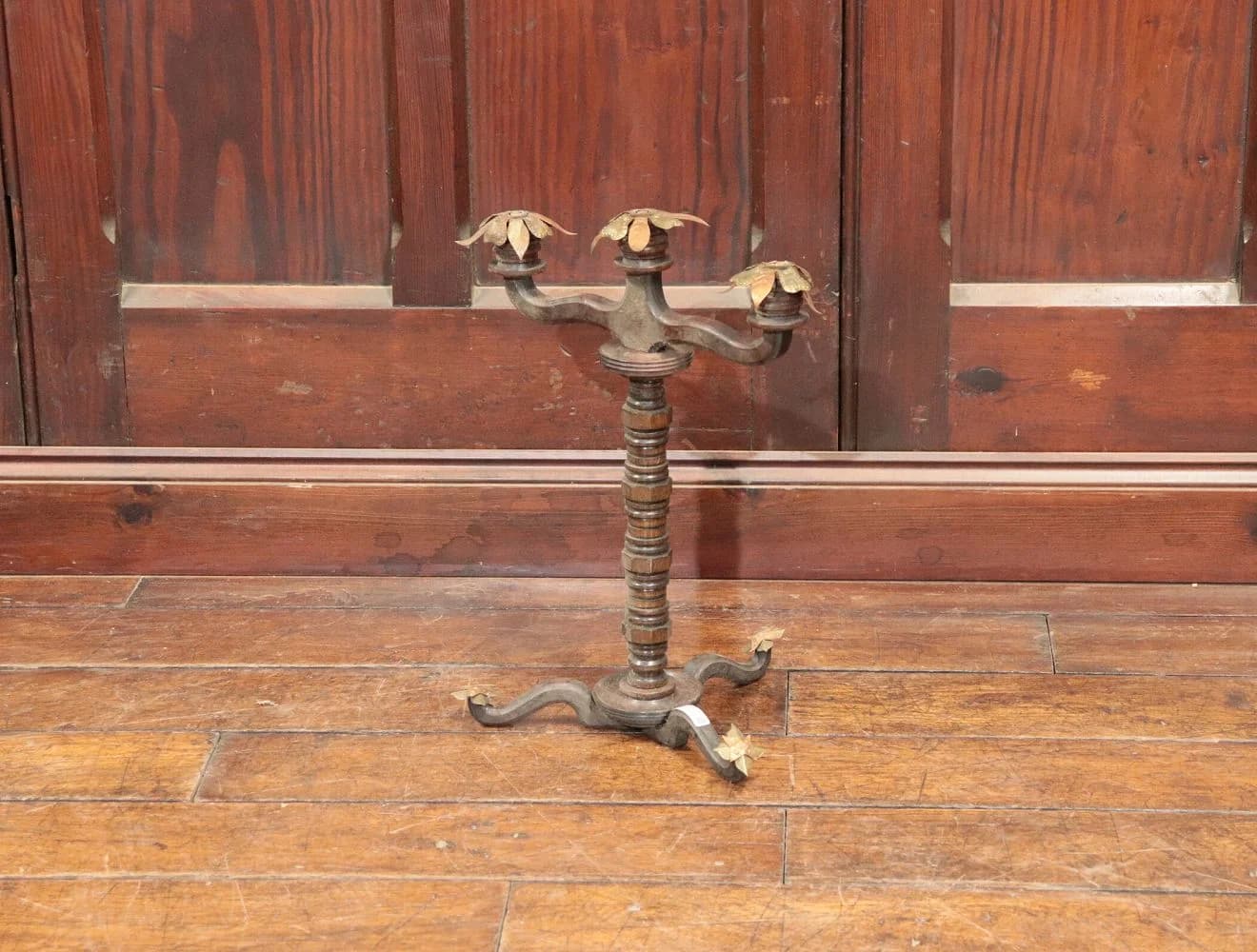 キャンドルスタンド｜マホガニー・1930年代 鍛金の花飾り 43cm
