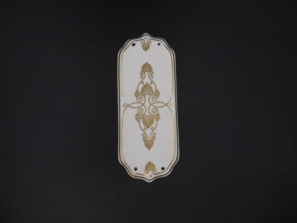 ドアプレート｜陶器・1853年 白地に金彩の唐草 20.5×8cm