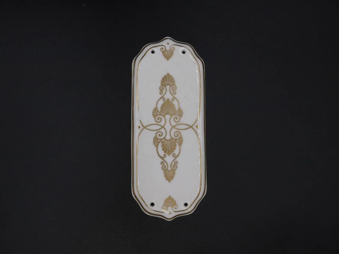 ドアプレート｜陶器・1853年 白地に金彩の唐草 20.5×8cm