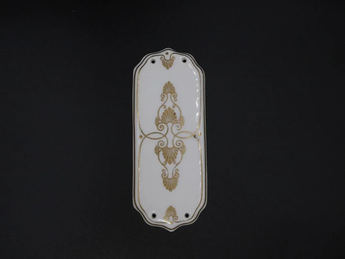ドアプレート｜陶器・1853年 白地に金彩の唐草 20.5×8cm