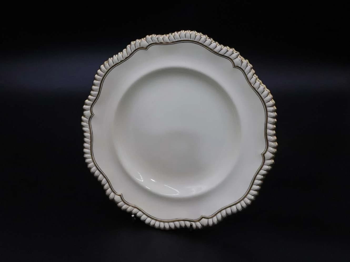 プレート|白磁に金彩 フリル縁の26.5cm Spode(スポード)