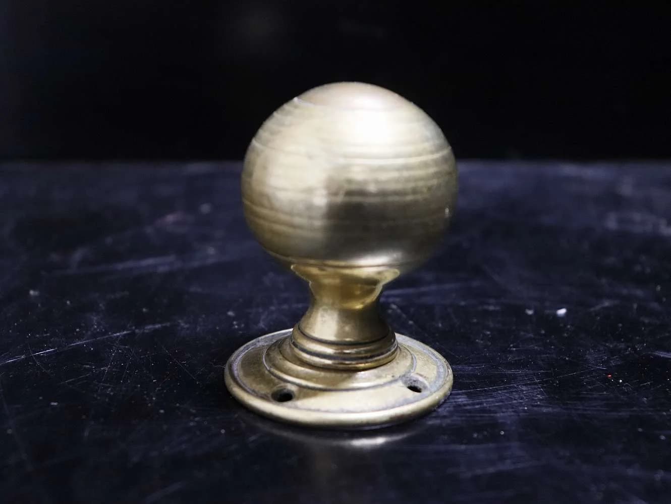 ドアノブ｜真鍮・1920年代 挽き筋の入った球体 5.5cm