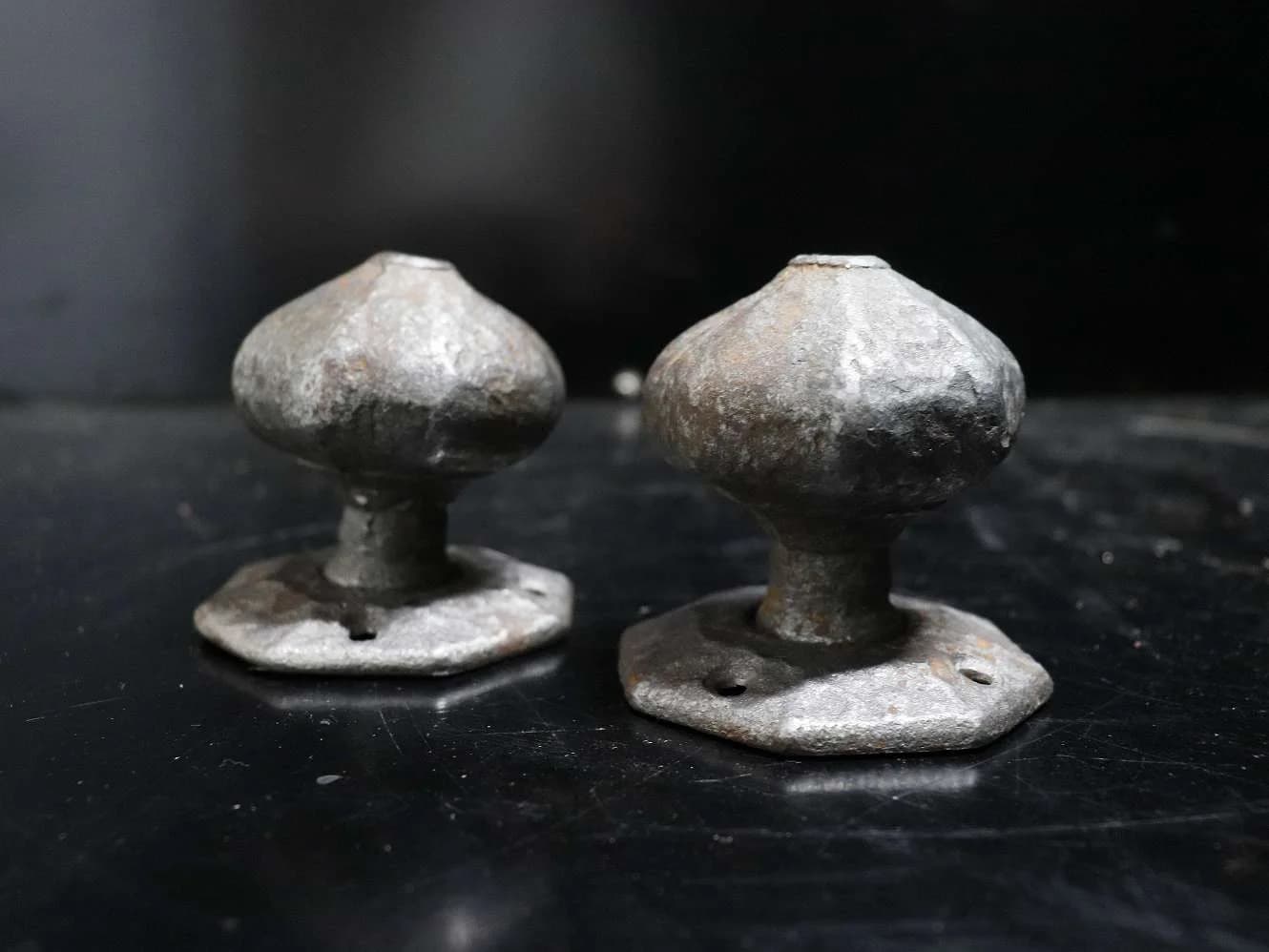 ドアノブ ペア｜アイアン・1920年代 無骨な八角座金 7.5cm