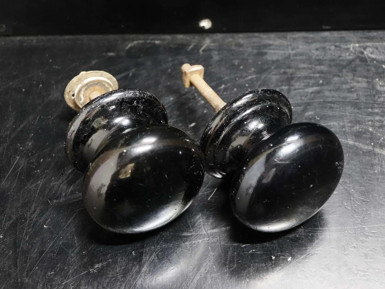 ドアノブ ペア｜1920年代 黒く艶のある丸ノブ 7.5cm