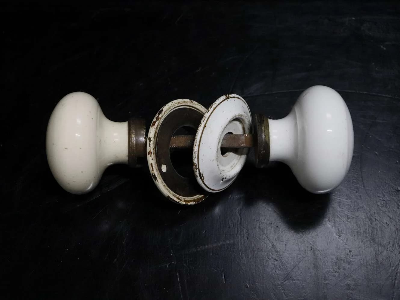ドアノブ ペア｜1920年代 白く艶のある丸ノブ 6cm