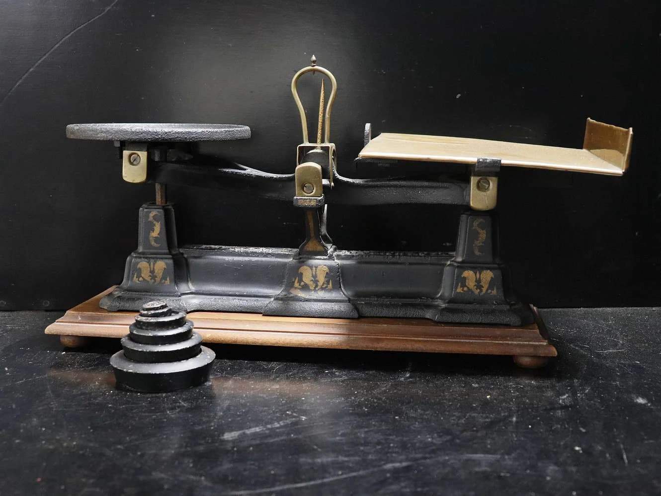 スケール|アイアン・ウォルナット・1930年代 金彩文様の56cm