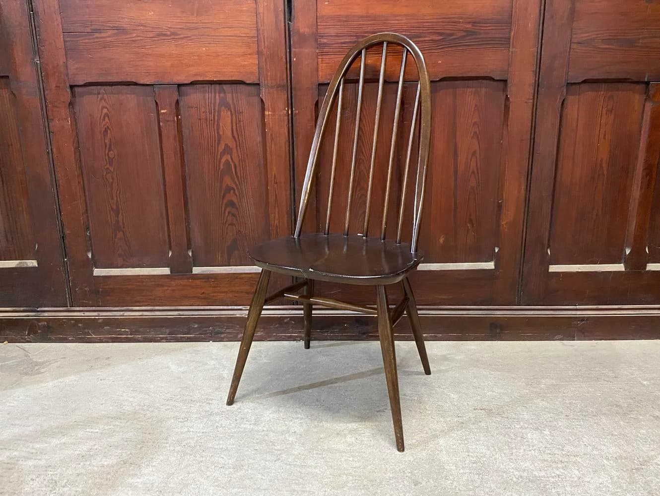 クエーカーチェア｜ビーチ・エルム材・1960年代 濃色仕上げのスポークバック ERCOL（アーコール）