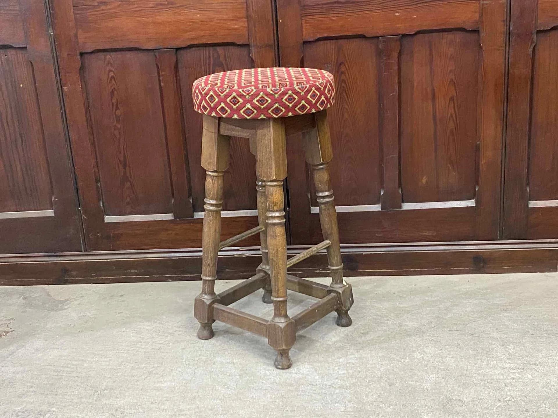 バースツール｜ビーチ材・1930年代 赤い格子柄の座面 高さ78cm