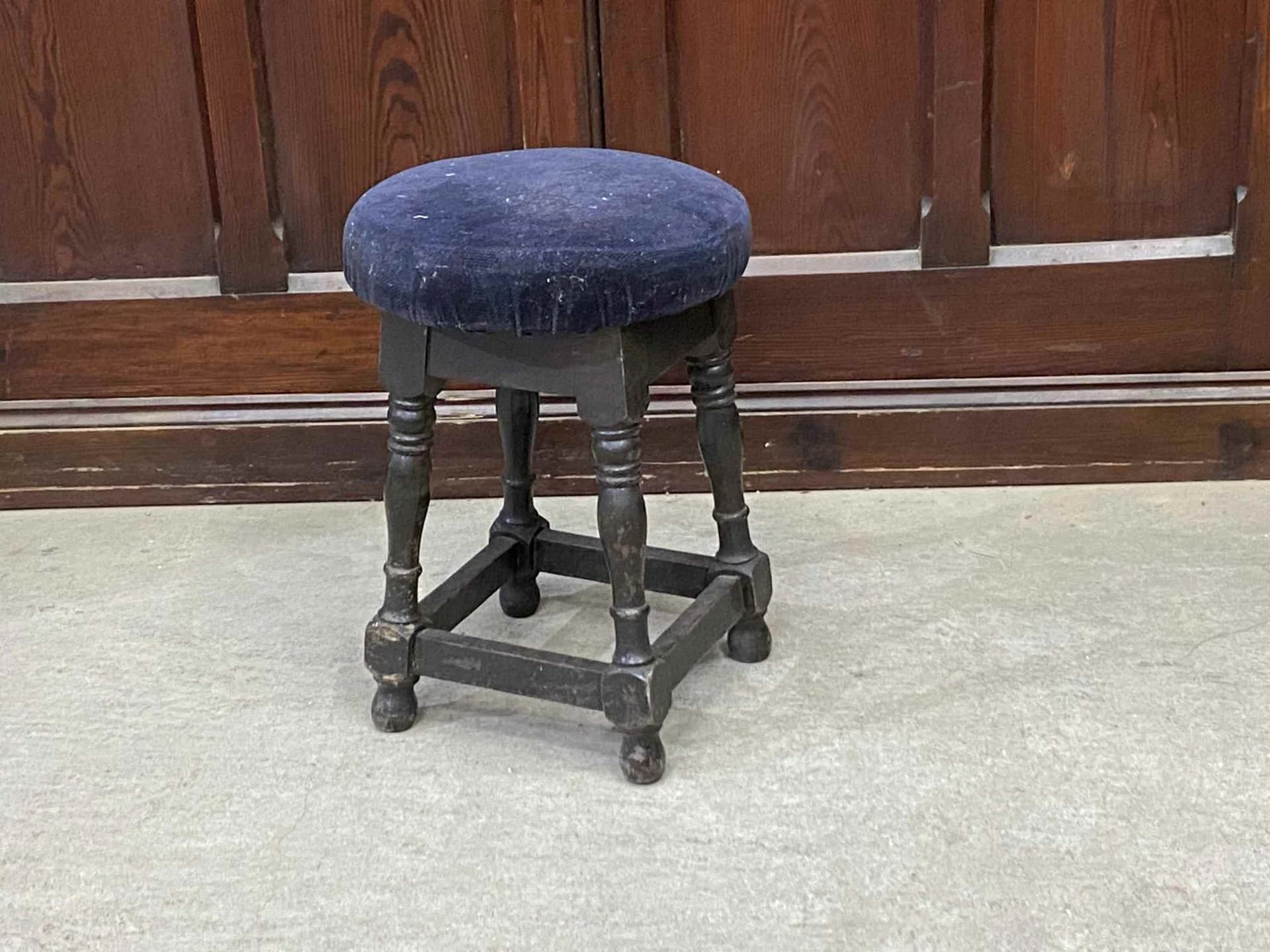 パブスツール｜ビーチ材・1930年代 紺のベルベット座面 高さ48cm
