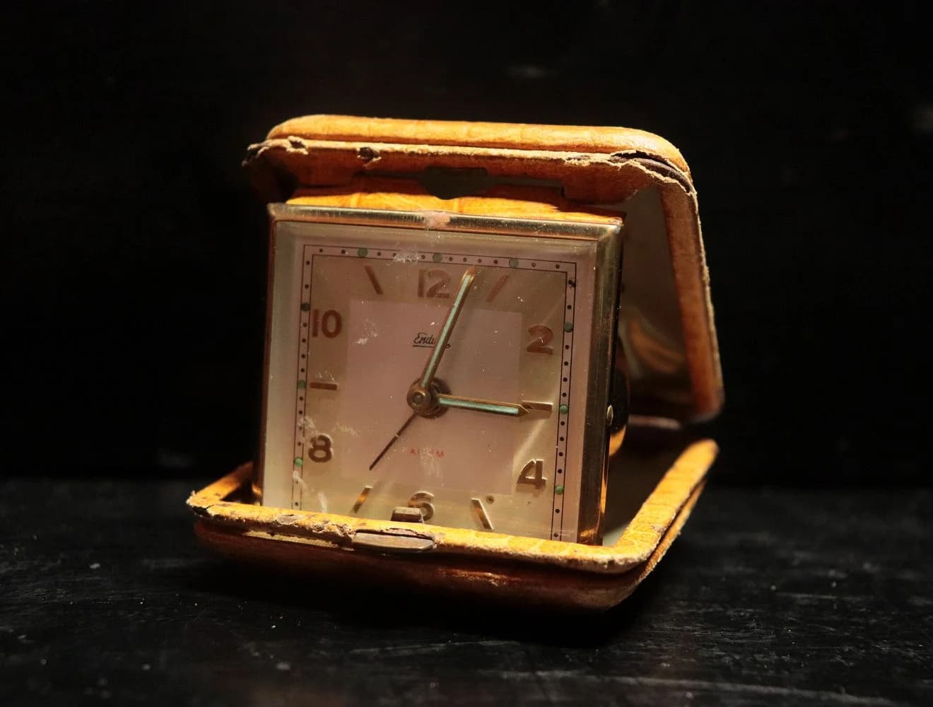 トラベルクロック|1930年代 クロコ型押しの本革ケース Endura