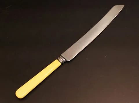 ブレッドナイフ|クリームイエローの柄 31.5cm 直刃