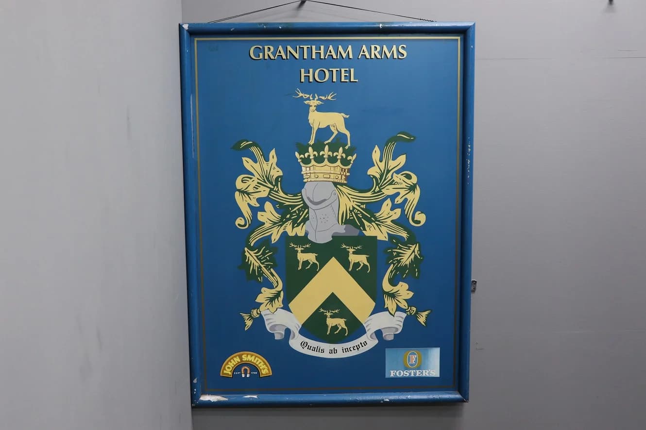 パブサイン|GRANTHAM ARMS HOTEL の紋章 90×122cm