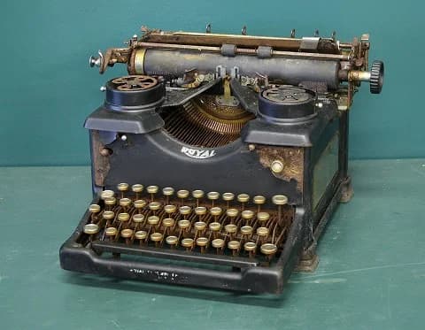 タイプライター|1930年代 機構の見える黒いオープンフレーム Royal(ロイヤル)