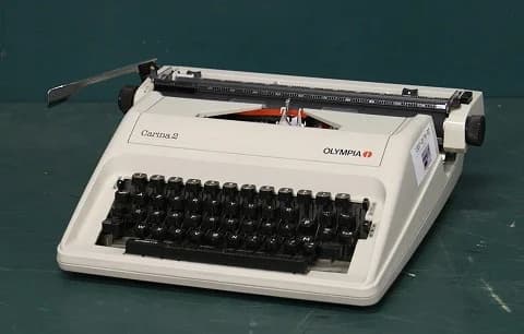 タイプライター|Carina 2 白いボディに黒いキー OLYMPIA(オリンピア)